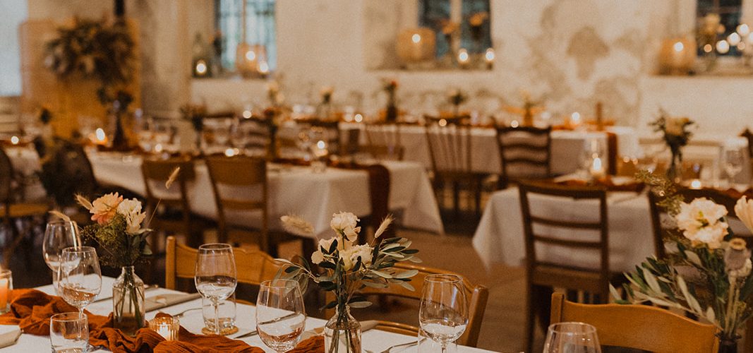 Festsaal mit hübsch dekorierten Tischen bereit für eine Hochzeit oder Festschmaus